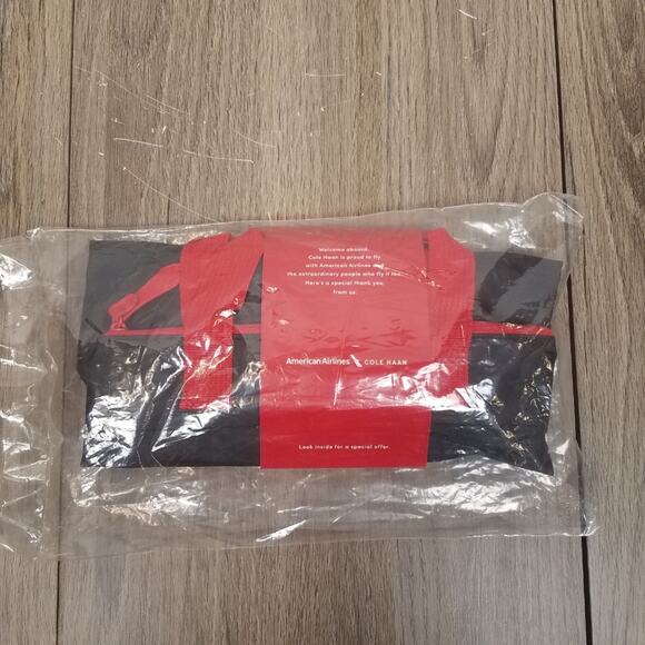 NWT American Airlines Cola Haan Amenity Kit - Picture 3 of 3